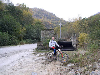 la croce in pietra in località Mugniva