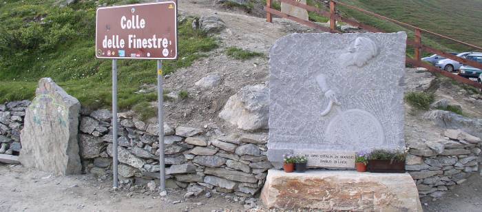 lapidi a ricordo del passaggio del Giro d'Italia 2005 sul colle delle Finestre