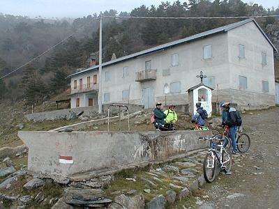 fontana, pilone e la costruzione dell'Alpe Stella a Le Combe